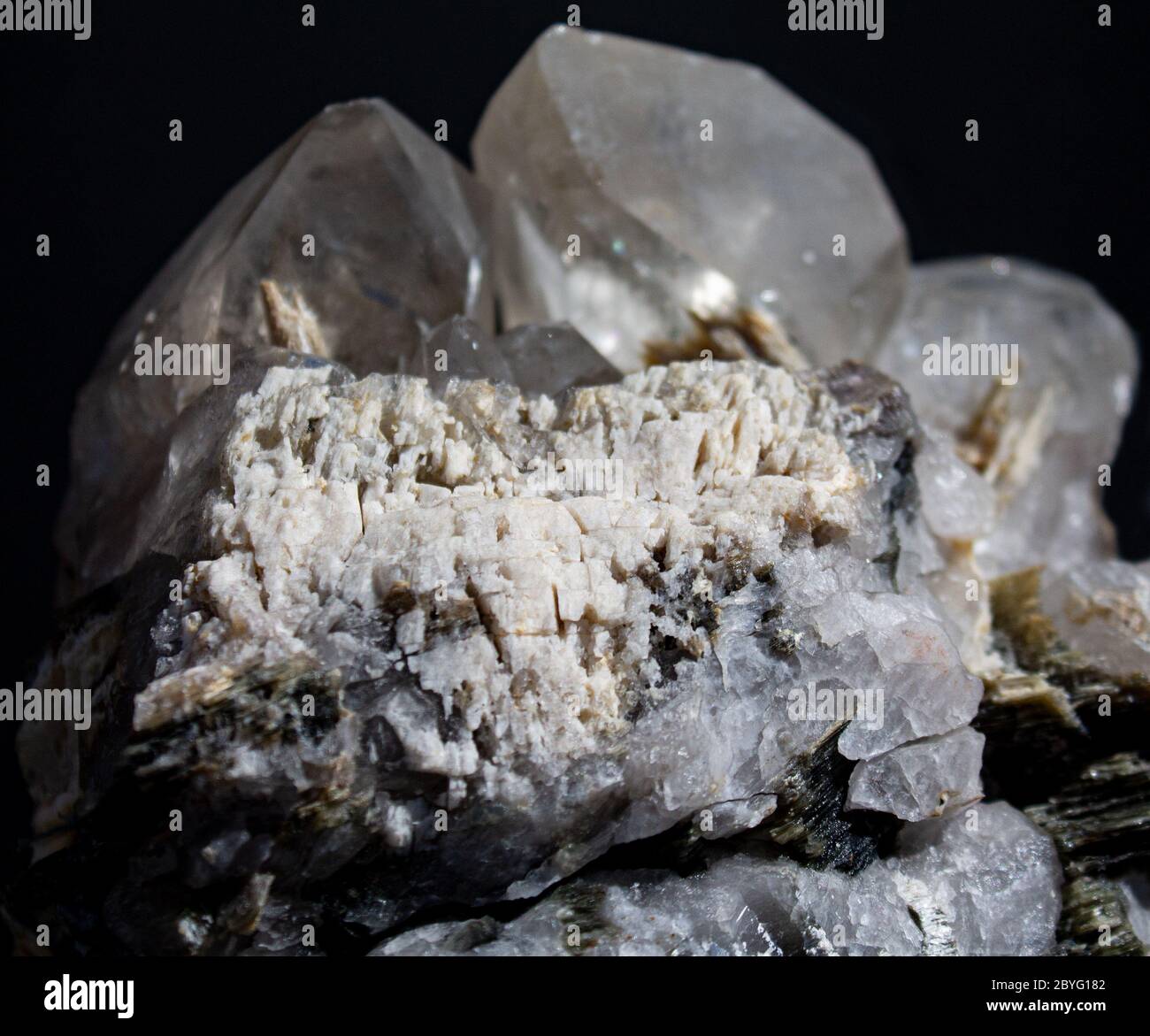 Une dolomite qui pousse sur un quartz. Banque D'Images