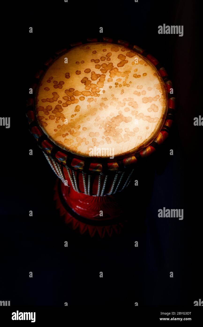 Peau de l'instrument africain de percussion djembe Banque D'Images