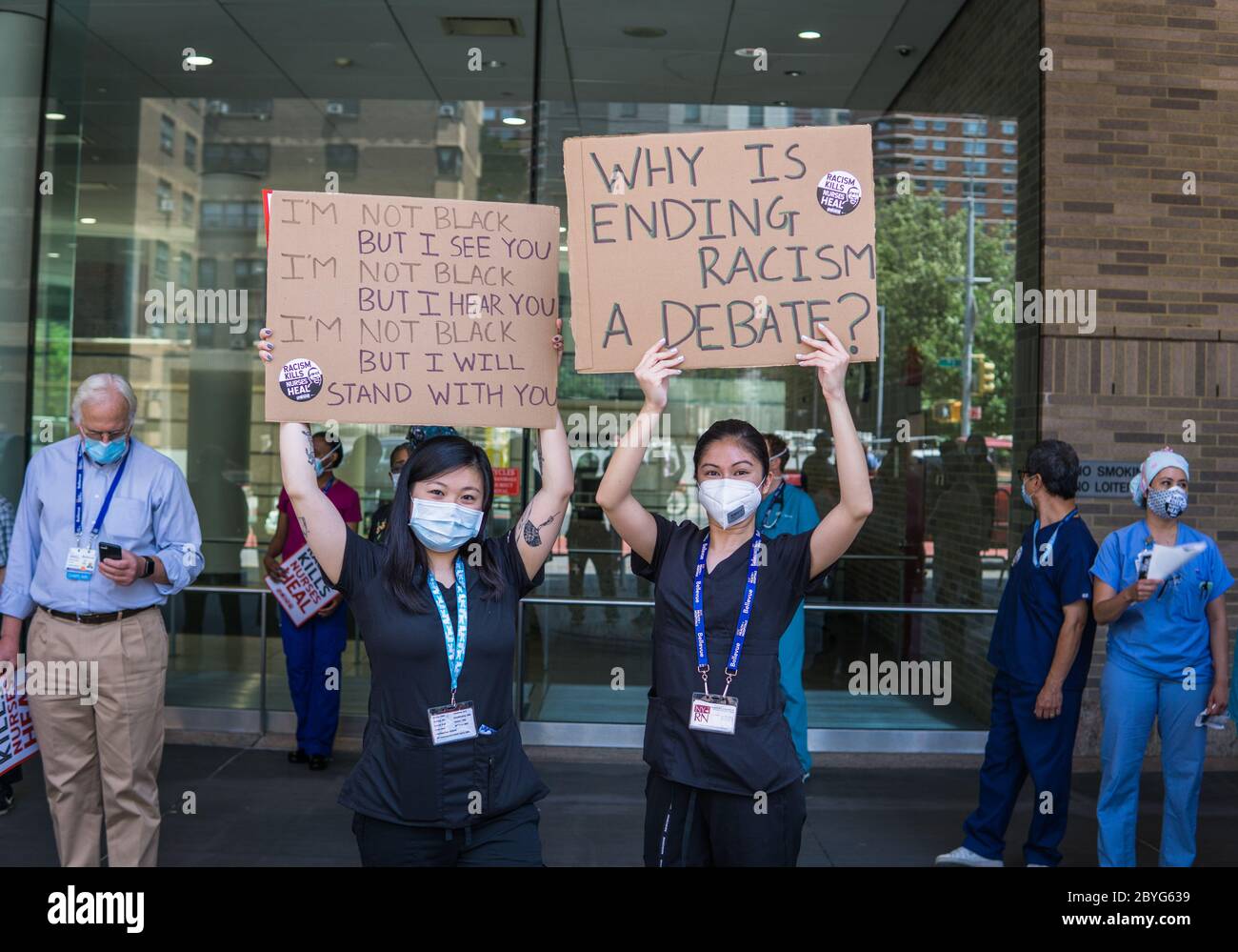 New York, États-Unis. 09e juin 2020. Les infirmières ont pris un stand pour la justice raciale à l'extérieur de l'hôpital Bellevue et d'autres hôpitaux de New York. (Photo de Steve Sanchez/Pacific Press) crédit: Pacific Press Agency/Alay Live News Banque D'Images