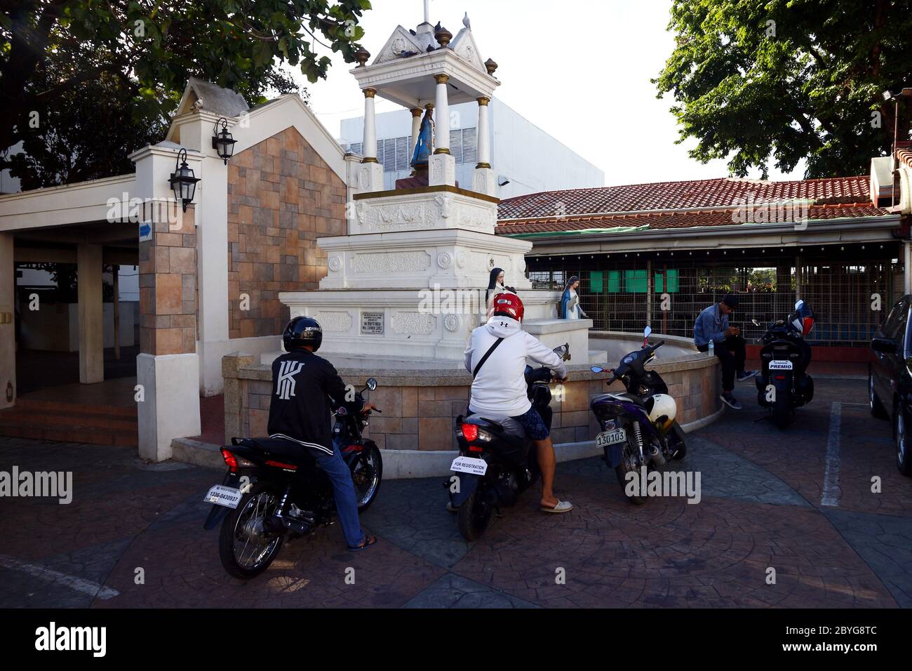 Antipolo City, Philippines - 5 juin 2020 : les motards prient à la statue de la Vierge Marie à la cathédrale d'Antipolo qui est fermée à cause de cette date Banque D'Images