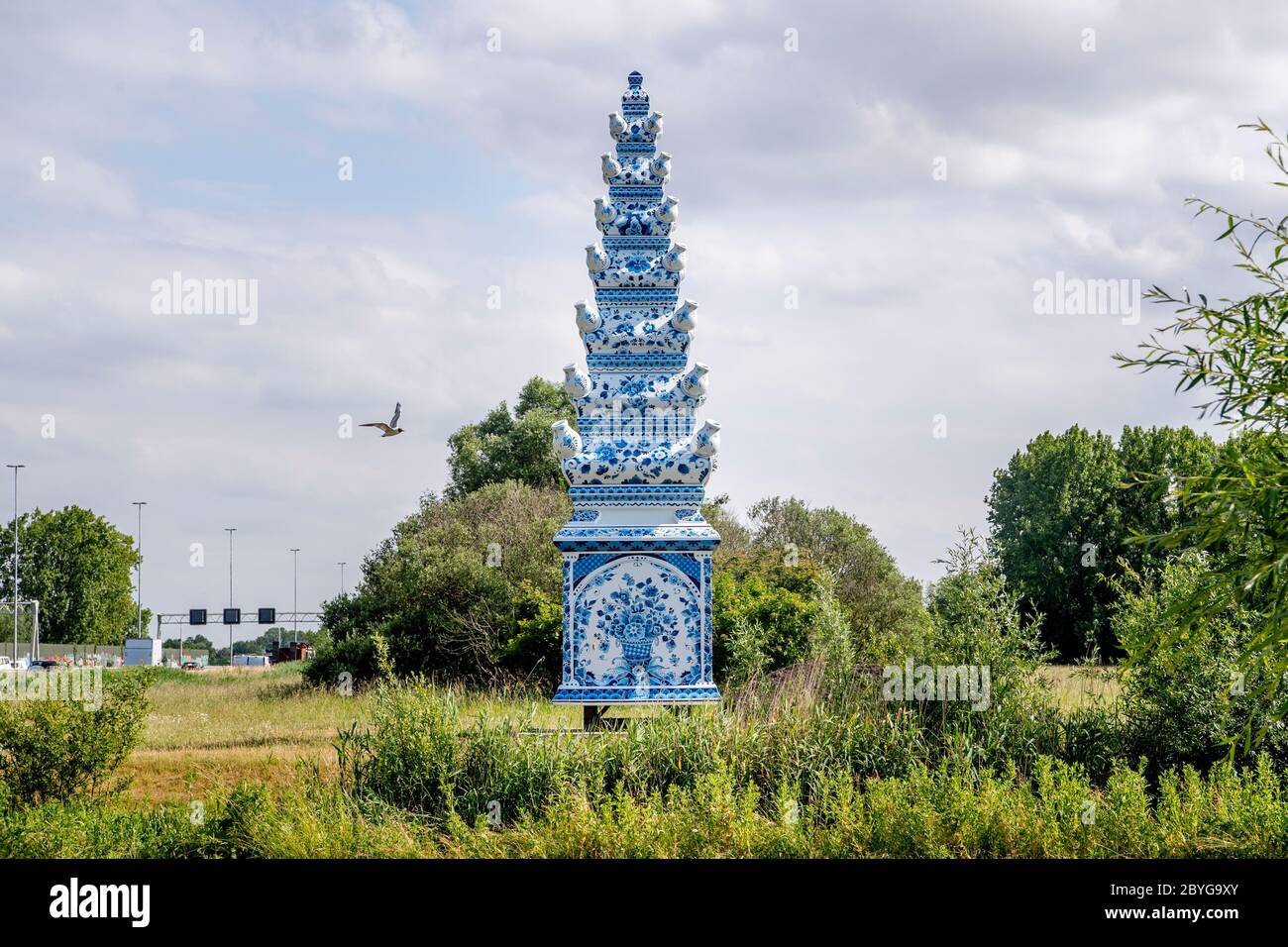 Vue générale d'une pyramide de vase bleu Delft le long de l'A13, la plus grande pyramide de tulipe du monde. La peinture de cette œuvre d'art de 12 mètres de haut a commencé. L'initiateur Paula Kouwenhoven de l'Art terrestre Delft et Alderman Bas Vollebregt de la culture, entre autres ont appliqué symboliquement les premiers coups de pinceau. Les brosses ont maintenant été reprises par les peintres de Royal Delft. Banque D'Images