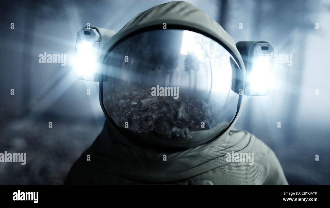 Astronaute dans la forêt de nuit de brouillard. Peur et horreur. Lieu d'atterrissage. Animation 4K. rendu 3d. Banque D'Images
