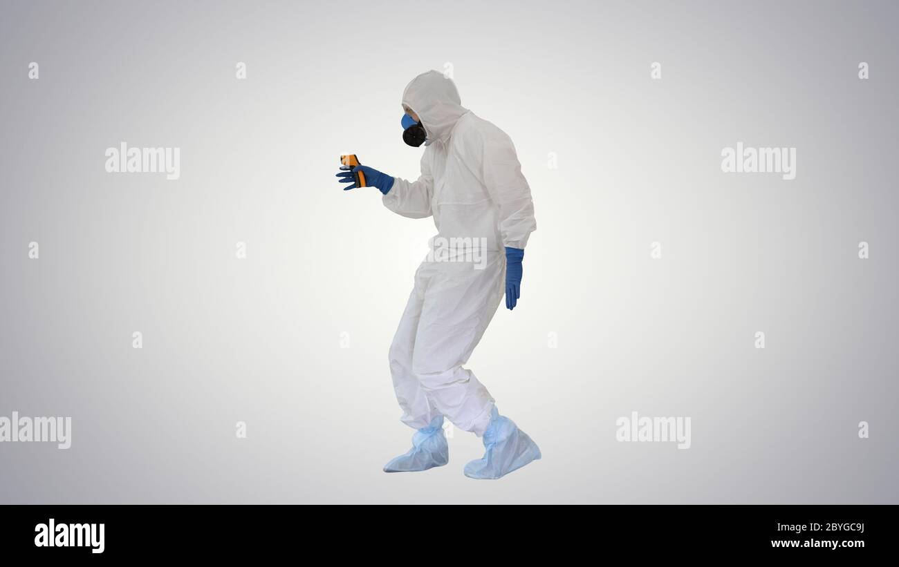 James Bond parody Doctor portant des gants avec combinaison de protection  contre les produits chimiques à risque biologique pour vérifier la  température sur fond gradient Photo Stock - Alamy