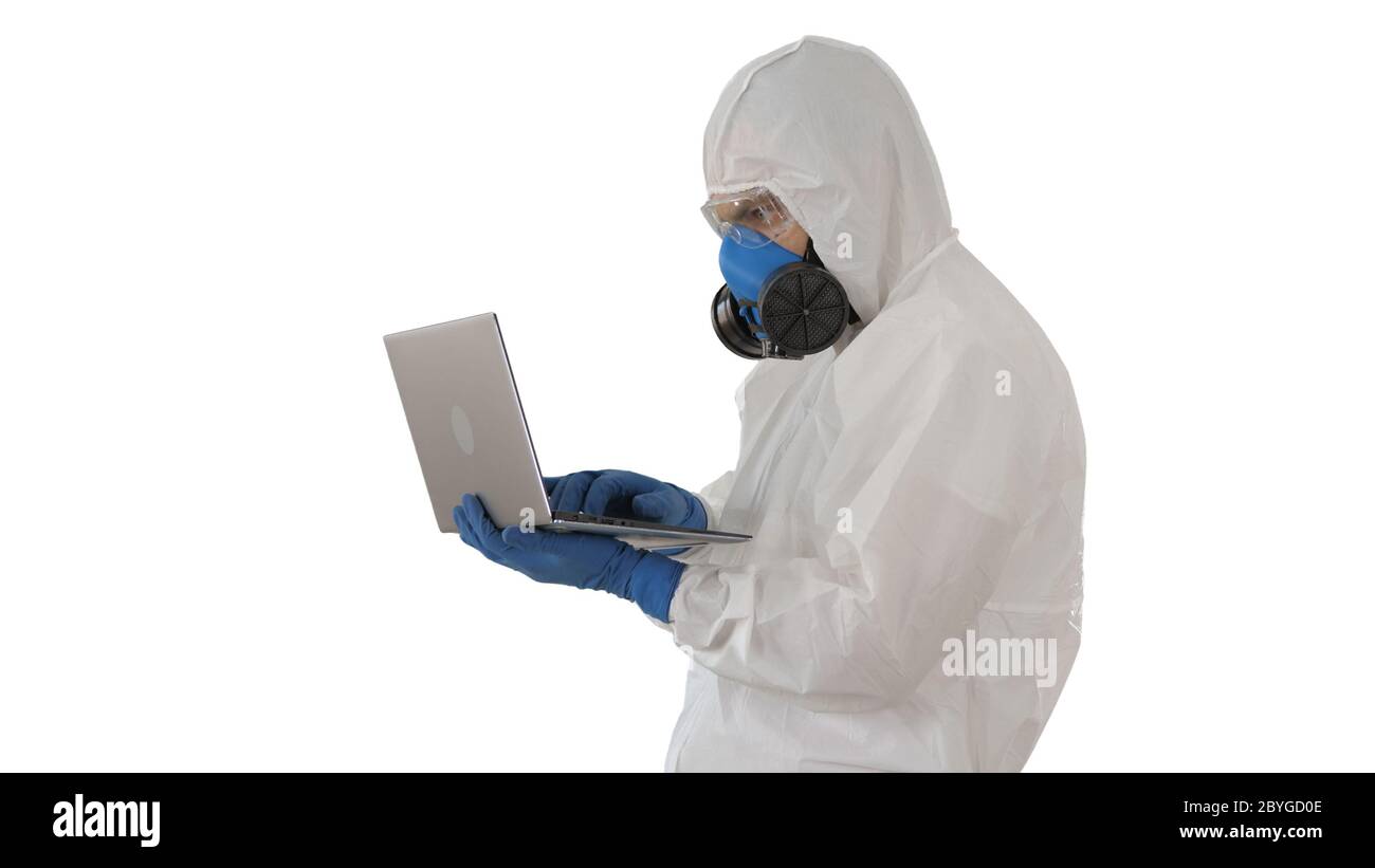Médecin en uniforme de protection blanc utilisant un ordinateur portable sur fond blanc. Banque D'Images