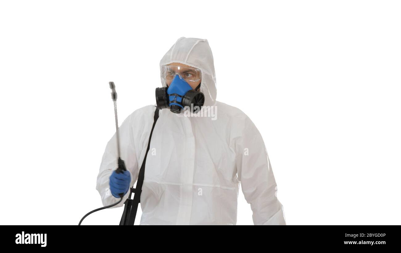 Virologue en marche uniforme et en désinfection de la zone sur fond blanc. Banque D'Images