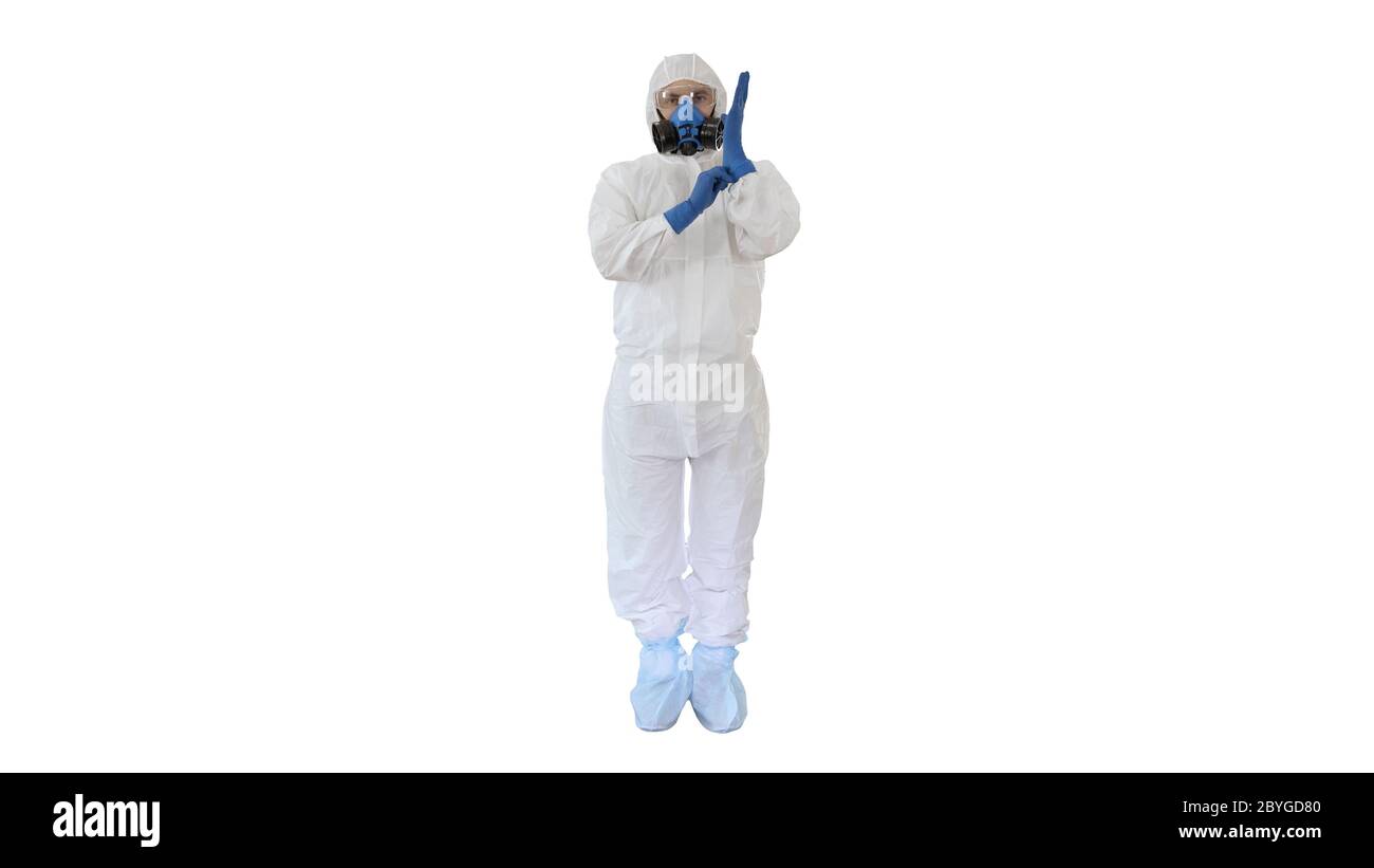 Homme portant des vêtements de protection HAZMAT montrant qu'il porte des gants sur fond blanc. Banque D'Images