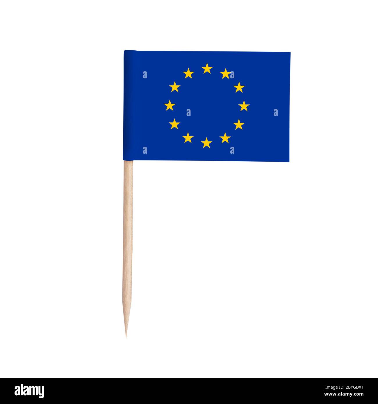 Drapeau miniature en papier Union européenne. Drapeau de cure-dent isolé de l'UE sur fond blanc. Banque D'Images