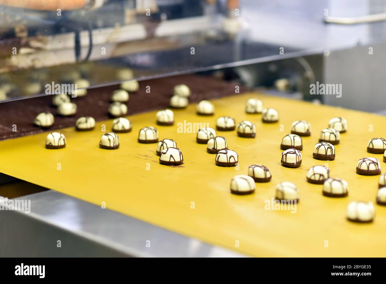 Production de pralines dans une usine pour l'industrie alimentaire Banque D'Images