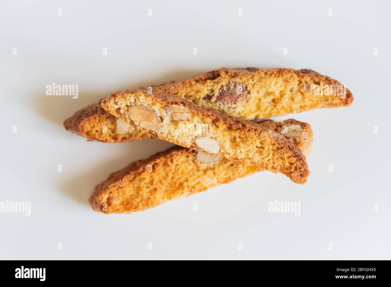 Cantucci maison avec amandes sur fond clair. Biscotti toscan. cantuccini traditionnel. Biscuits italiens (biscuits). Italien Banque D'Images