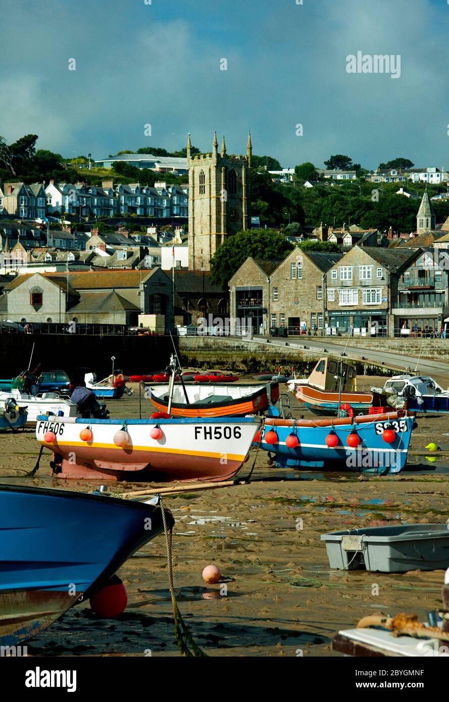 Bateaux de pêche amarrés dans le pittoresque village cornique de St Ives, Royaume-Uni Banque D'Images