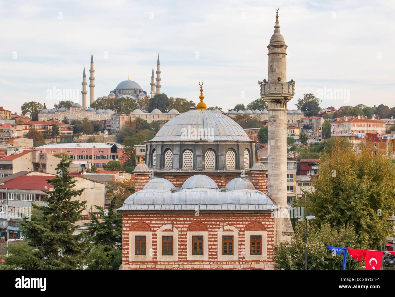Pays à forte majorité musulmane, la Turquie a des mosquées à tous les coins de la rue. Ici en particulier une des nombreuses mosquées merveilleuses d'Istanbul Banque D'Images