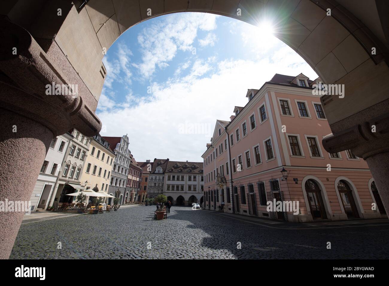 09 juin 2020, Saxe, Görlitz: Vue par une arcades vers l'Untermarkt. Le Untermarkt est le principal marché de la vieille ville de Görlitz. Les bâtiments de la fin de l'époque gothique, Renaissance et baroque bordent la grande place presque carrée. Photo: Sebastian Kahnert/dpa-Zentralbild/ZB Banque D'Images