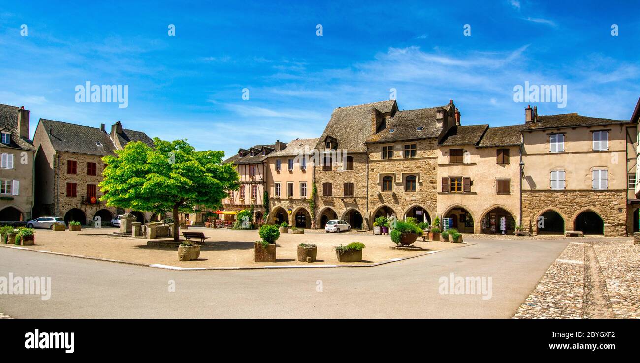 La place des Arcades. Village Bastide de Sauveterre de Rouergue. Étiqueté les plus Beaux villages de France. Département Aveyron. Occitanie. France. E Banque D'Images