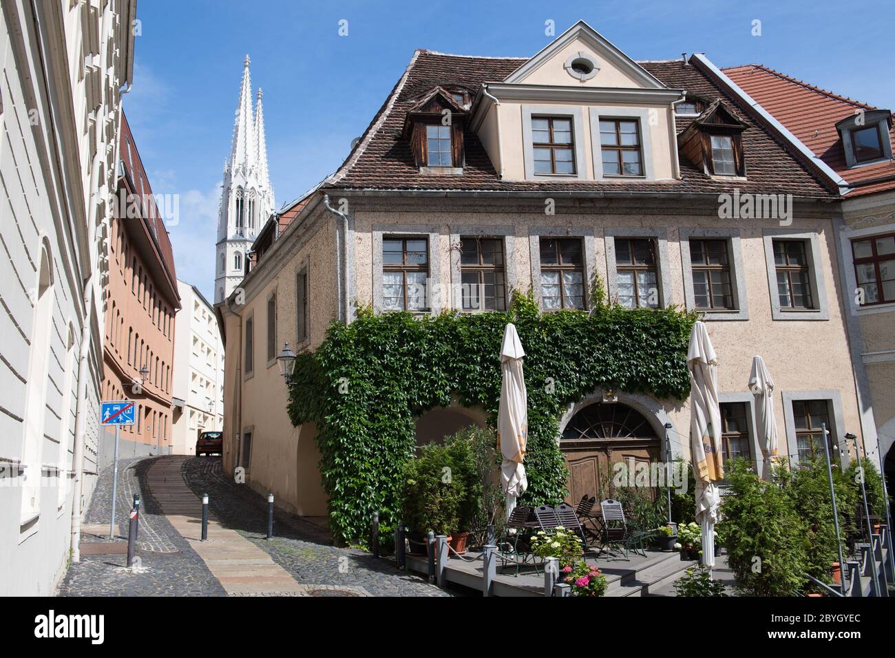 09 juin 2020, Saxe, Görlitz : l'église paroissiale de Saint-Pierre et Paul derrière des bâtiments résidentiels. C'est probablement la plus ancienne église de la ville, qui est originaire d'une ancienne église de château du XIe siècle. Le bâtiment, également appelé Peterskirche, a été reconstruit à partir de 1423 dans une puissante église à cinq salles. La Görlitz Peterskirche est la plus grande et la plus ancienne église de ce type en Saxe et est devenue le modèle pour toutes les installations ultérieures. Photo: Sebastian Kahnert/dpa-Zentralbild/ZB Banque D'Images