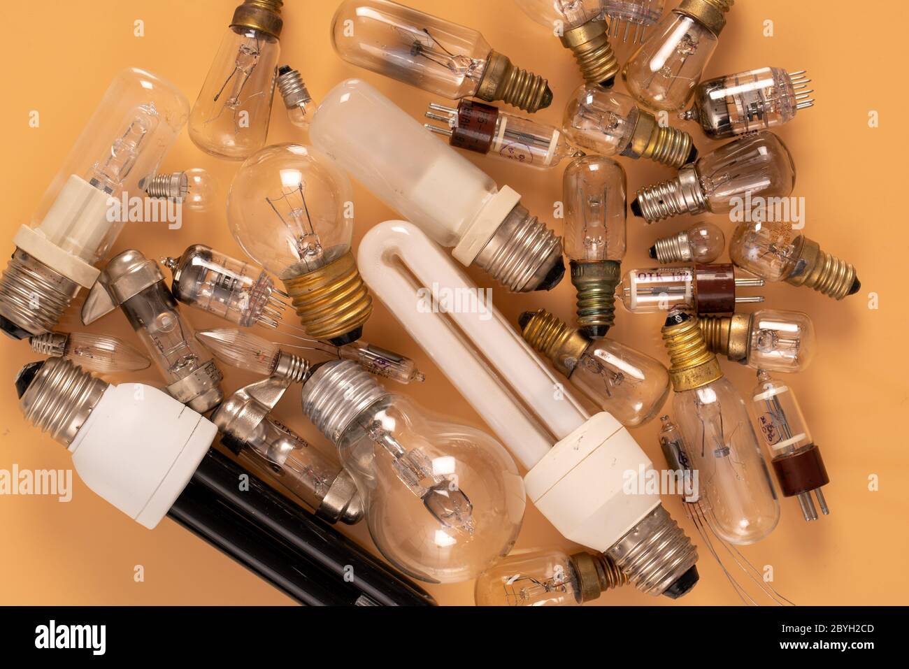 Une variété d'ampoules. Rétro-incandescent, halogène et mercure Banque D'Images