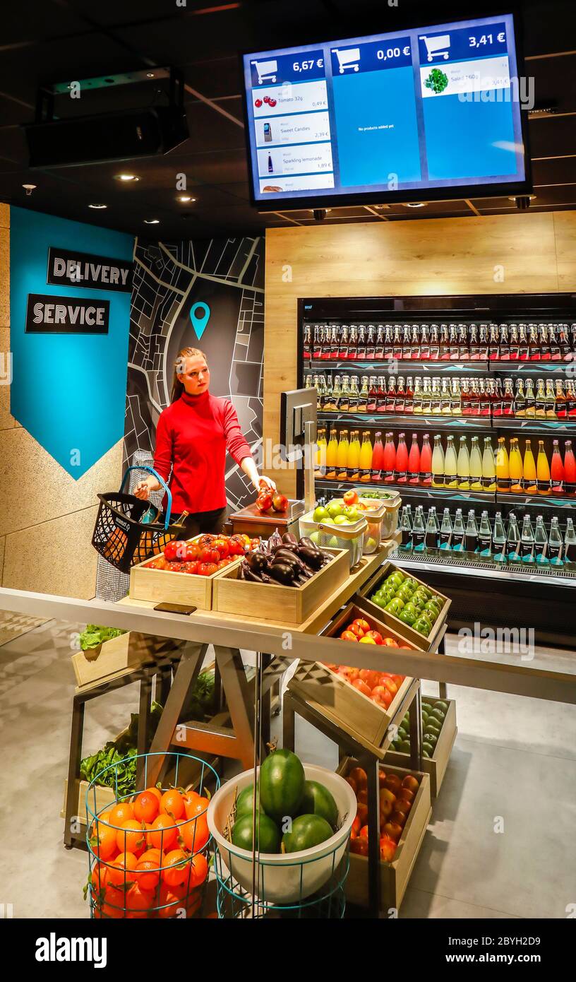 Düsseldorf, Rhénanie-du-Nord-Westphalie, Allemagne - supermarché du futur, shopping intelligent et sans espèces via l'autorisation de code d'accès avec QR Code dans TH Banque D'Images