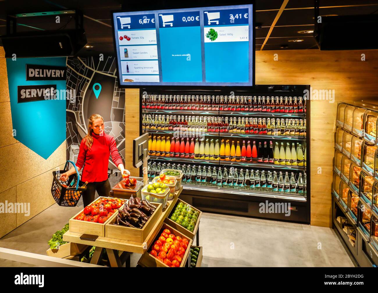 Düsseldorf, Rhénanie-du-Nord-Westphalie, Allemagne - supermarché du futur, shopping intelligent et sans espèces via l'autorisation de code d'accès avec QR Code dans TH Banque D'Images