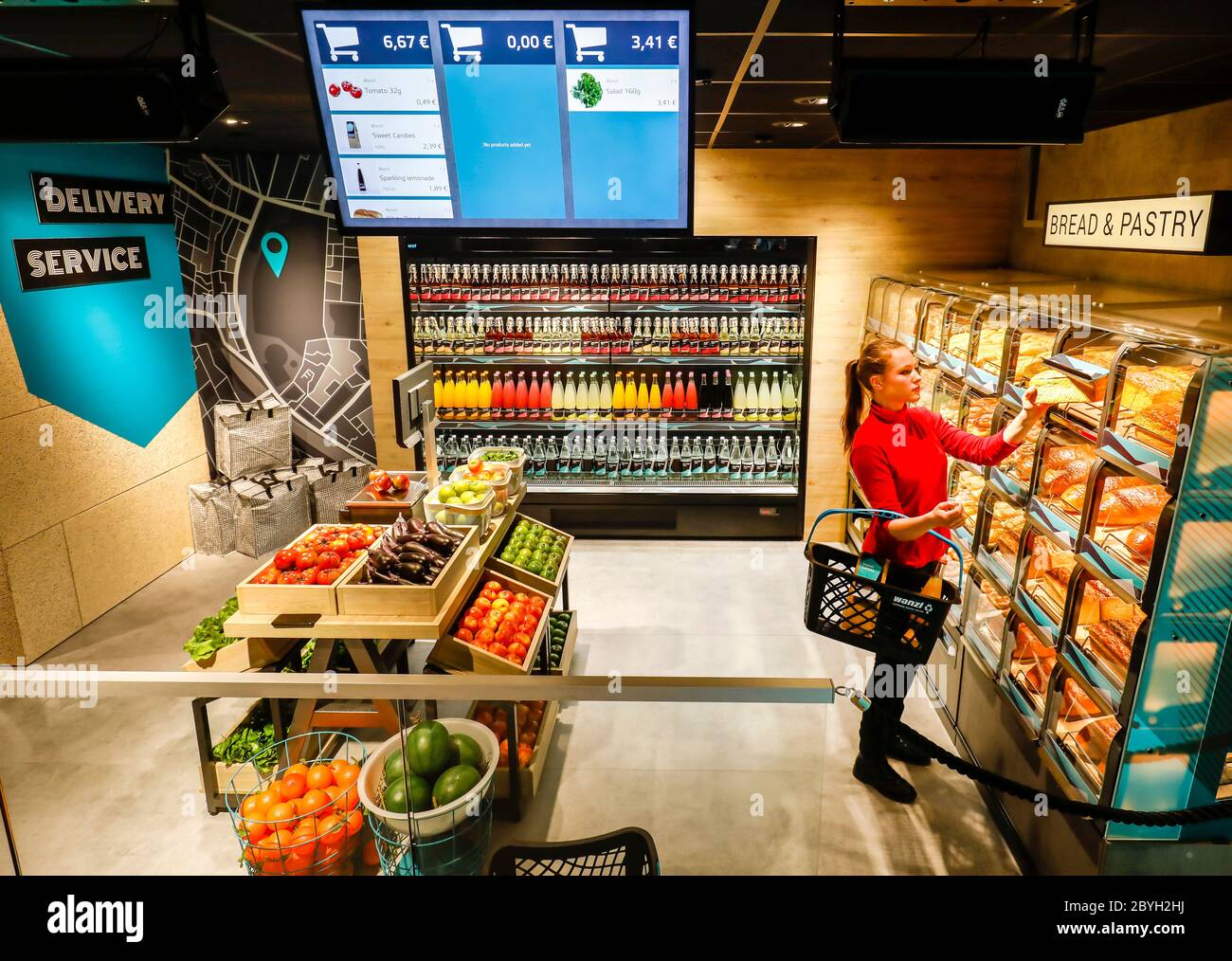 Düsseldorf, Rhénanie-du-Nord-Westphalie, Allemagne - supermarché du futur, shopping intelligent et sans espèces via l'autorisation de code d'accès avec QR Code dans TH Banque D'Images