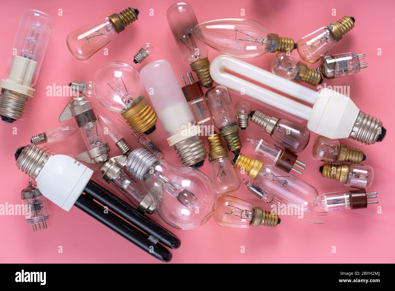 Une variété d'ampoules. Rétro-incandescent, halogène et mercure Banque D'Images