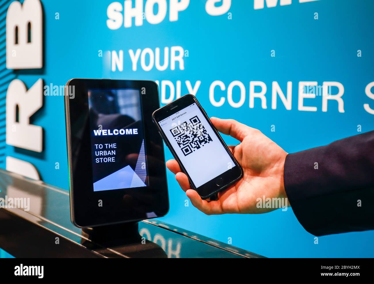 Düsseldorf, Rhénanie-du-Nord-Westphalie, Allemagne - autorisation de code d'accès avec code QR dans le magasin urbain du futur 24/7, paiement mobile avec mobil Banque D'Images