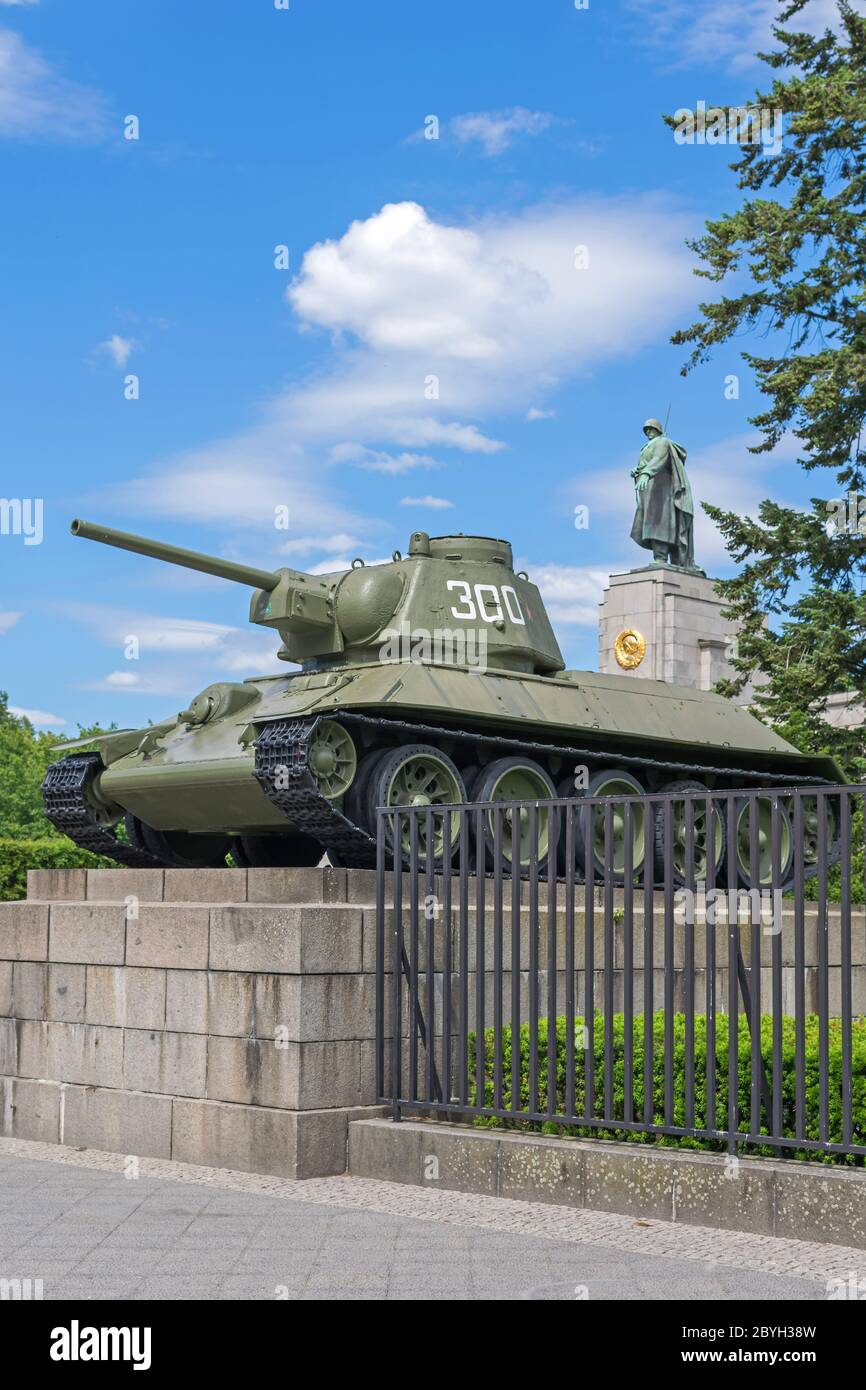 Le Mémorial de la guerre soviétique, une attraction touristique populaire, situé dans un grand parc public Tiergarten, avec une statue d'un soldat soviétique et un char T-34 Banque D'Images