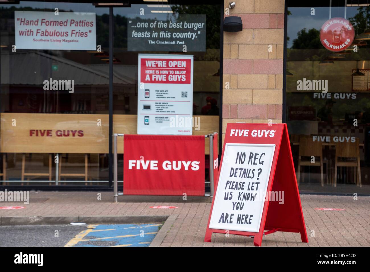 Sheffield UK – 13 2020 mai : le bar à hamburgers Five Guys reste ouvert et sert des plats à la précommande à récupérer aux clients pendant le confinement de Covid-19 à Valley Banque D'Images