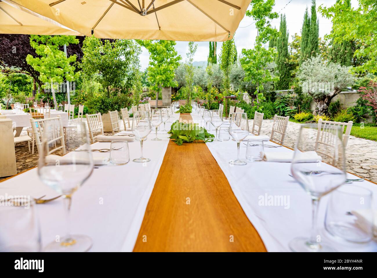 Italie. Table d'un restaurant extérieur prêt à accueillir les clients. Restauration et banquets. Banque D'Images
