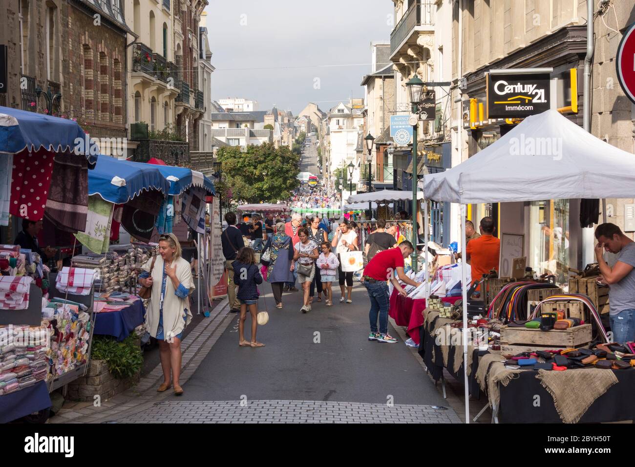 Marché aux puces le dimanche, Dinard, Bretagne, France Banque D'Images