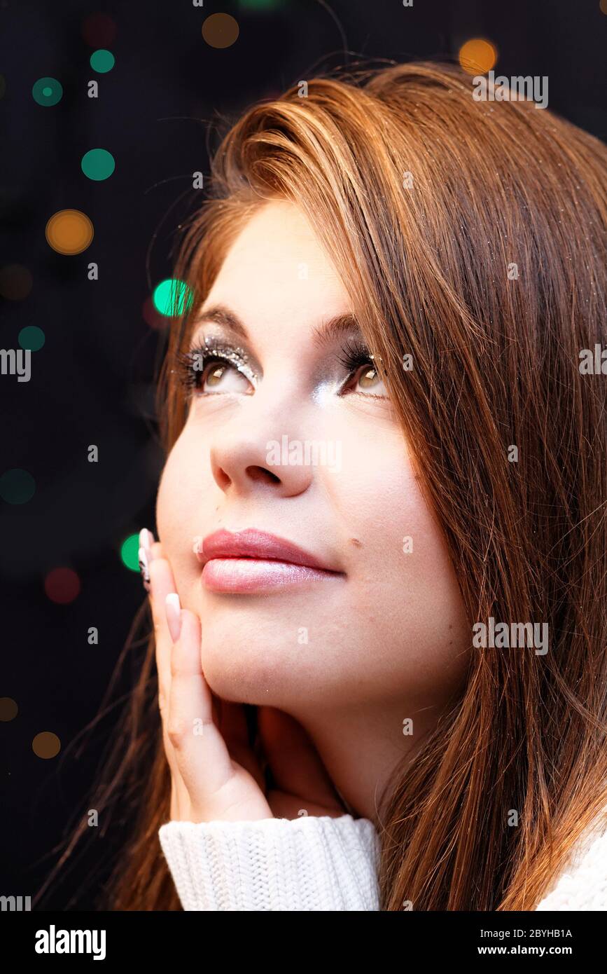 Friendly smiling young woman portrait studio shot Banque D'Images