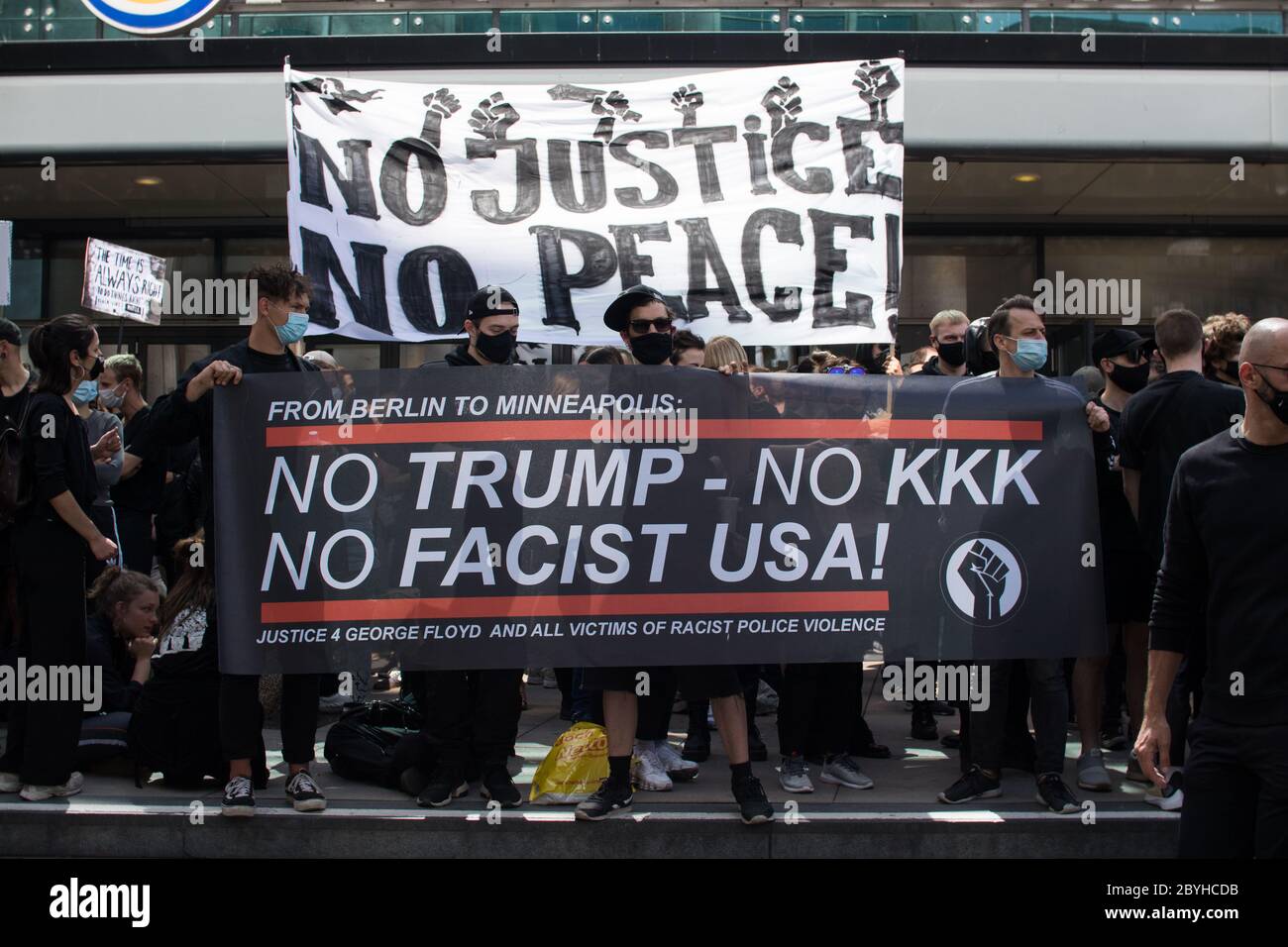 Des milliers de personnes se sont rassemblées à Alexanderplatz pour une manifestation Black Lives Matter le 6 juin 2020 à Berlin, en Allemagne. Banque D'Images