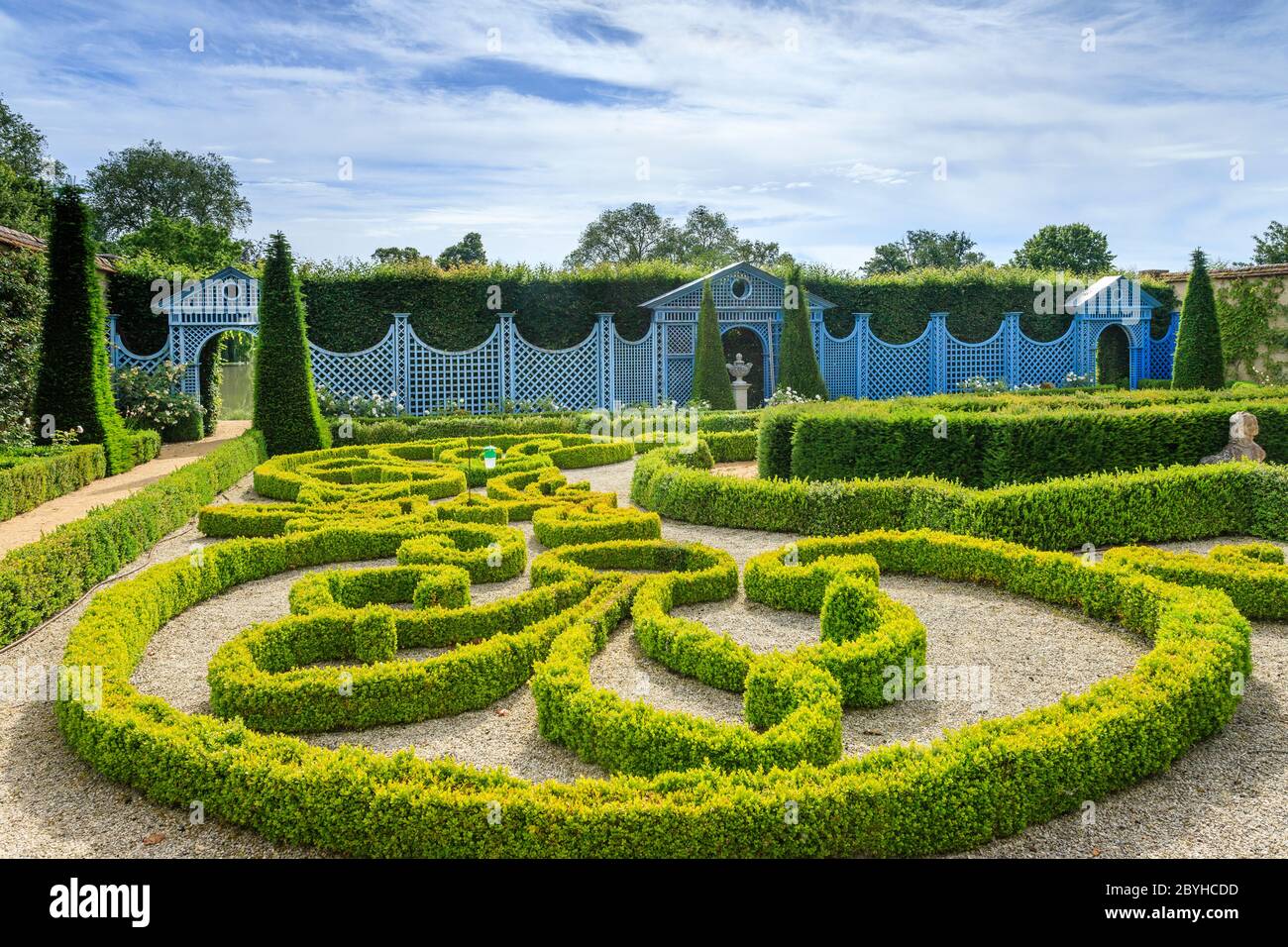 France, cher, Berry, route Jacques coeur, Ainay le vieil, Château d'Ainay le vieil, jardins du casttel, les Chartreuses, Parterre de broderies // France, Banque D'Images