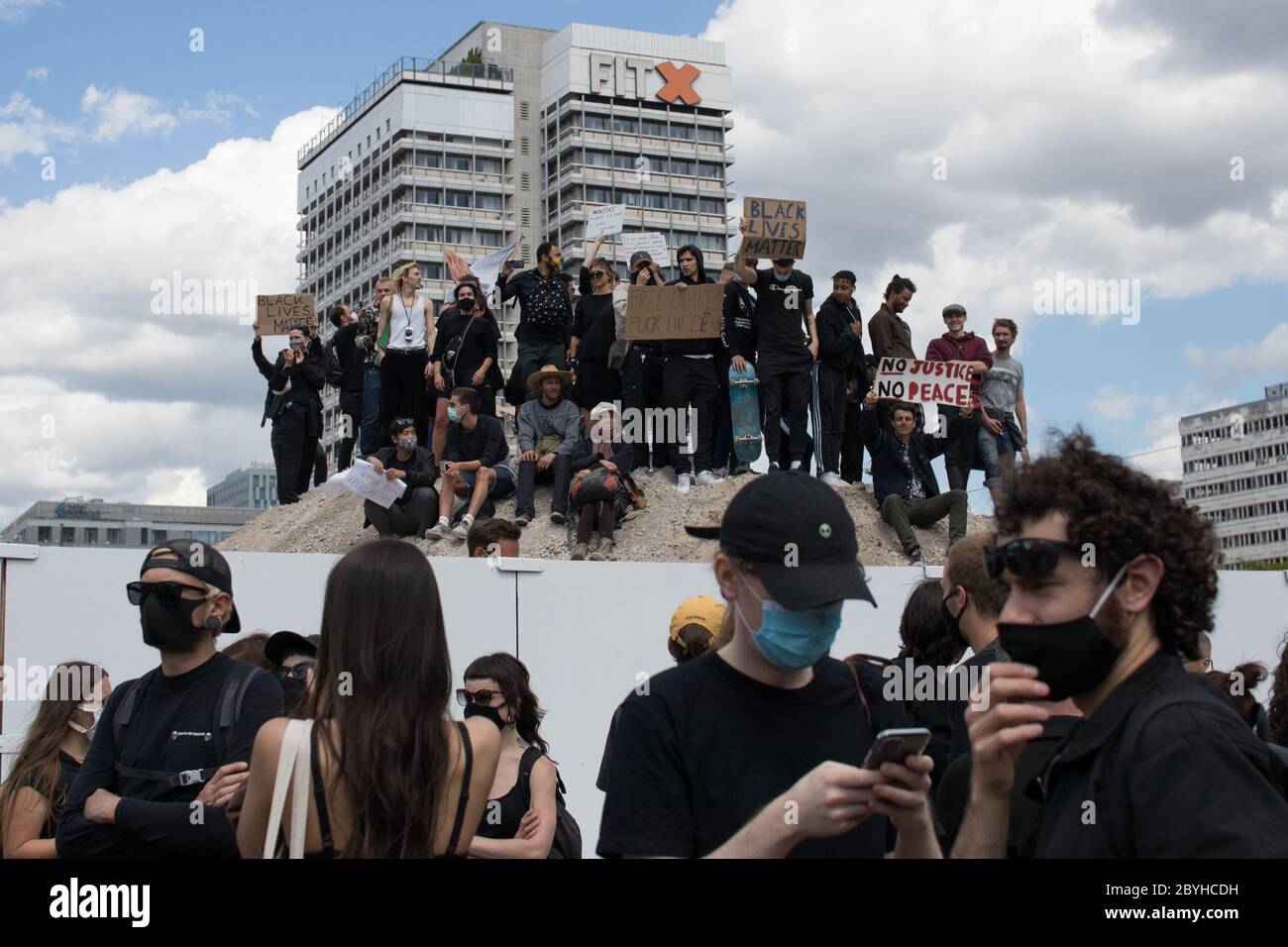 Des milliers de personnes se sont rassemblées à Alexanderplatz pour une manifestation Black Lives Matter le 6 juin 2020 à Berlin, en Allemagne. Banque D'Images