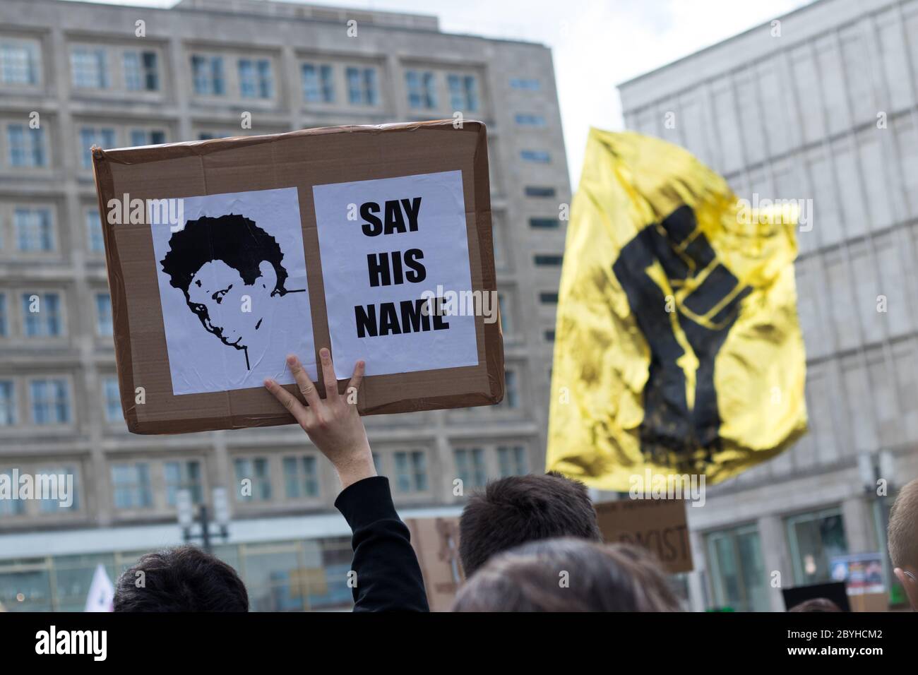 Des milliers de personnes se sont rassemblées à Alexanderplatz pour une manifestation Black Lives Matter le 6 juin 2020 à Berlin, en Allemagne. Banque D'Images