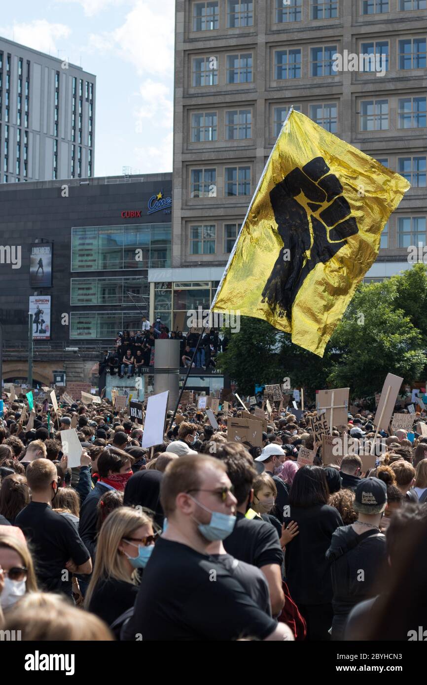 Des milliers de personnes se sont rassemblées à Alexanderplatz pour une manifestation Black Lives Matter le 6 juin 2020 à Berlin, en Allemagne. Banque D'Images