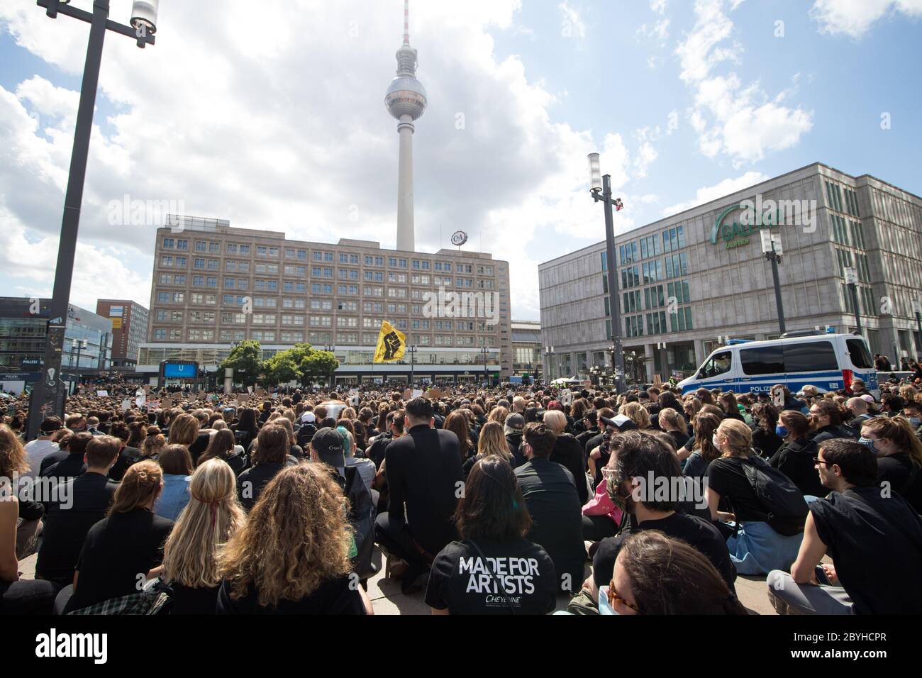 Des milliers de personnes se sont rassemblées à Alexanderplatz pour une manifestation Black Lives Matter le 6 juin 2020 à Berlin, en Allemagne. Banque D'Images