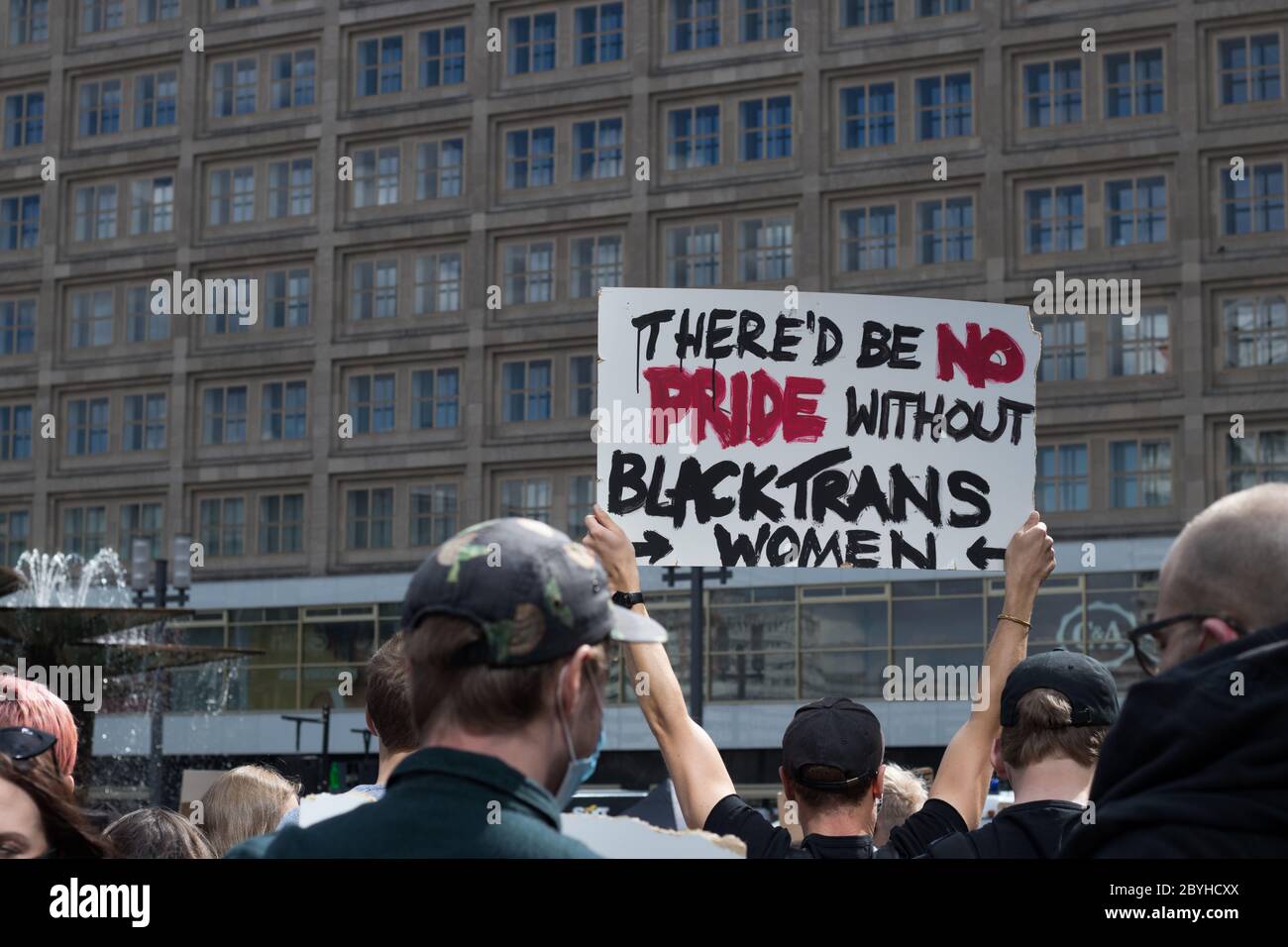 Des milliers de personnes se sont rassemblées à Alexanderplatz pour une manifestation Black Lives Matter le 6 juin 2020 à Berlin, en Allemagne. Banque D'Images