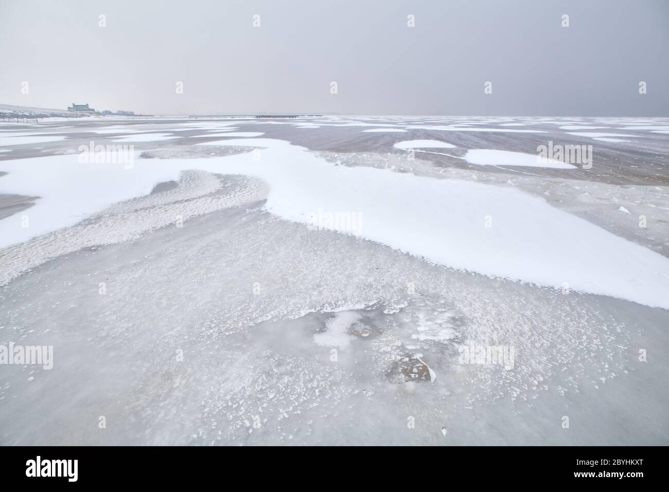 Neige sur la mer du Nord gelée en Hollande Banque D'Images