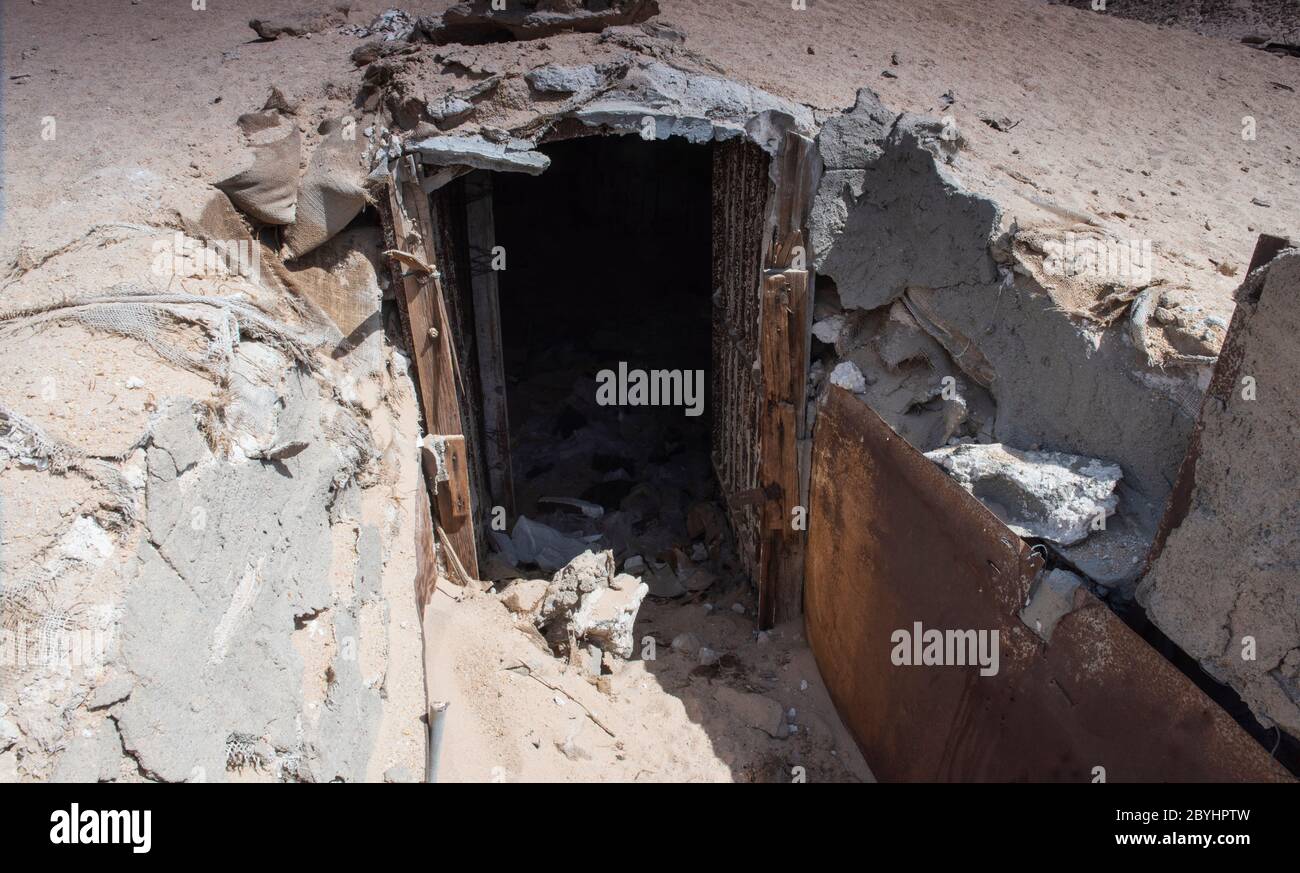 Vestiges d'une ancienne armée militaire abandonnée, dépoussiéré souterrain de bunkers dans le désert d'afrique Banque D'Images