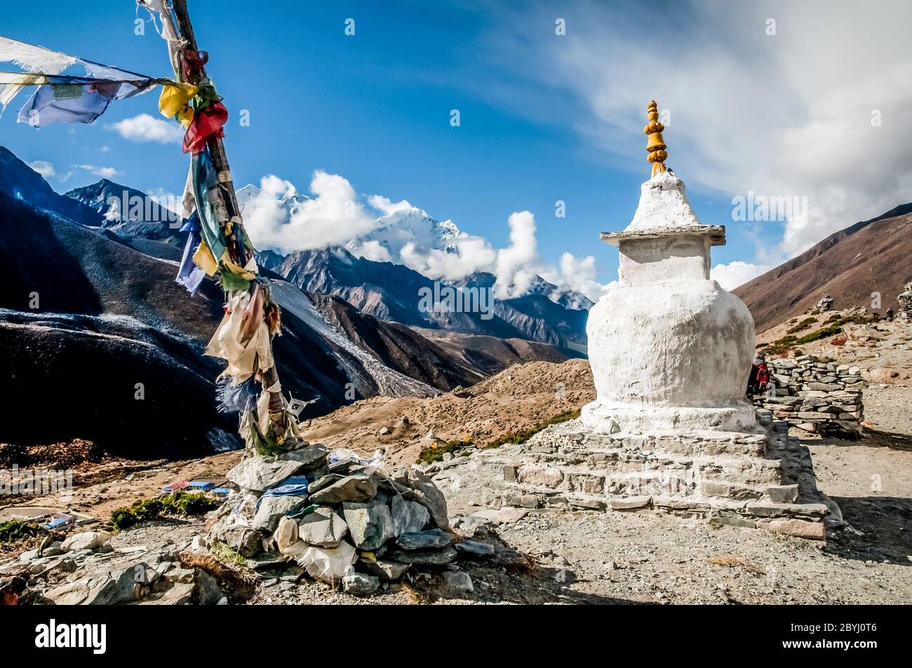 Népal. Island Peak Trek. Chorten bouddhiste Stupa avec des pierres de prière Mani regardant dans la direction de Kangtaiga de dessus le village de Dingboche Banque D'Images