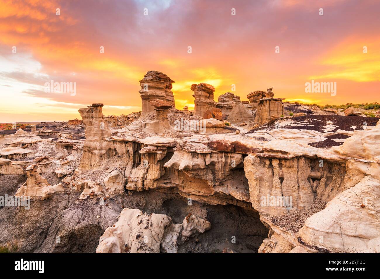 Bisti/De-Na-Zin Désert, New Mexico, USA à La Vallée des rêves après le coucher du soleil. Banque D'Images