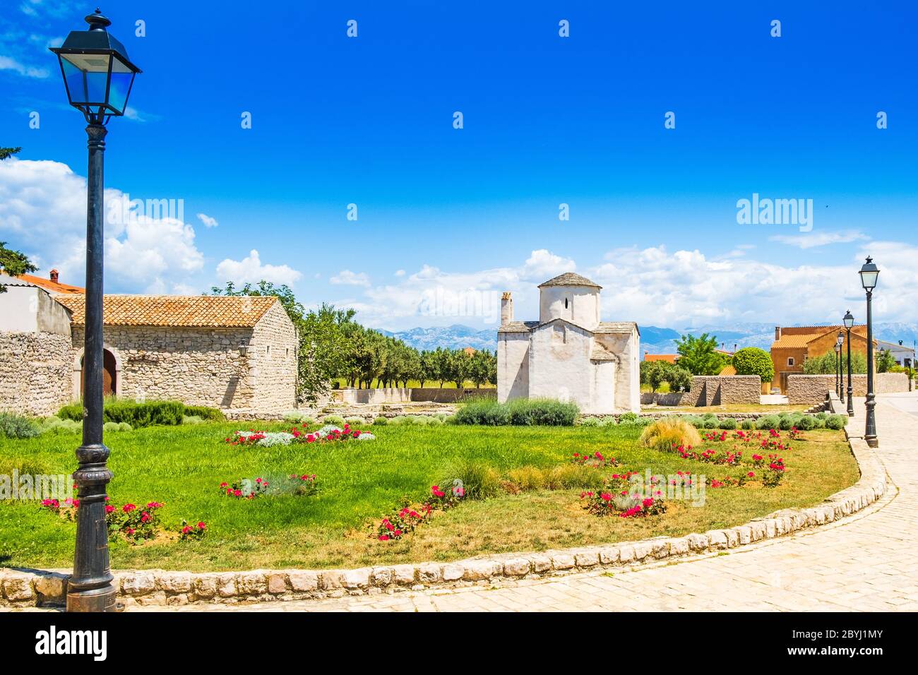 Croatie, église médiévale de Sainte-Croix et site archéologique dans la ville de Nin en Dalmatie, destination touristique populaire Banque D'Images
