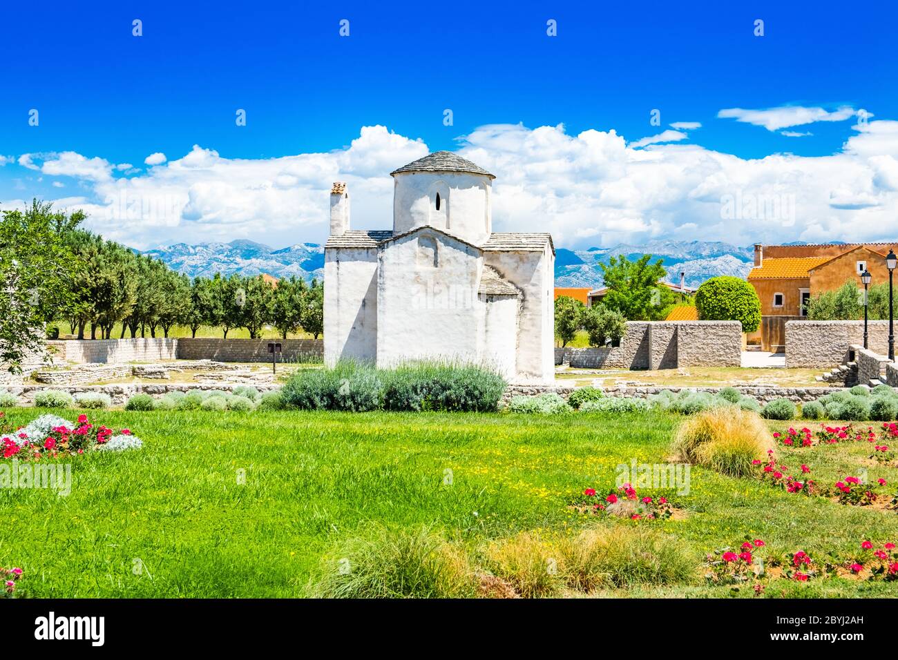 Croatie, église médiévale de Sainte-Croix et site archéologique dans la ville de Nin en Dalmatie, destination touristique populaire Banque D'Images