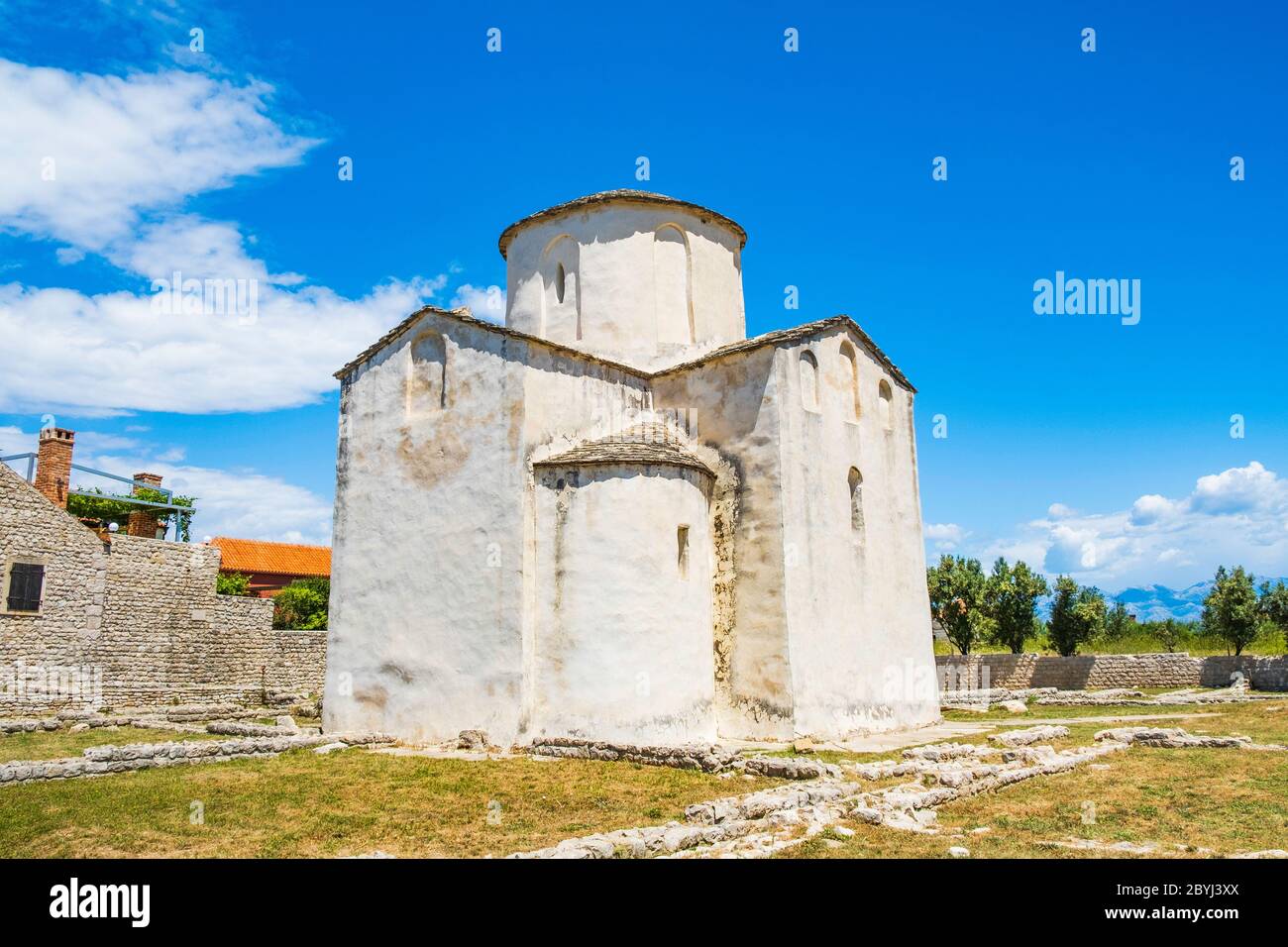 Croatie, église médiévale de Sainte-Croix et site archéologique dans la ville de Nin en Dalmatie, destination touristique populaire Banque D'Images