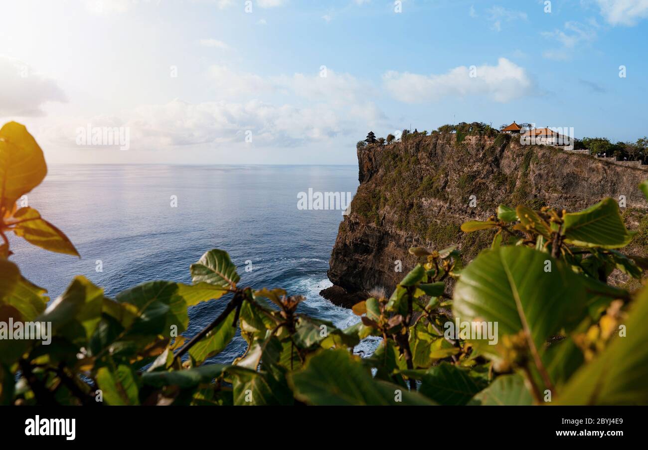 Paysage de mer pittoresque, Bali. Falaise élevée sur la plage tropicale à Bali, Indonésie. Nature tropicale de Bali, Indonésie. Belle eau de mer bleue, sable blanc Banque D'Images