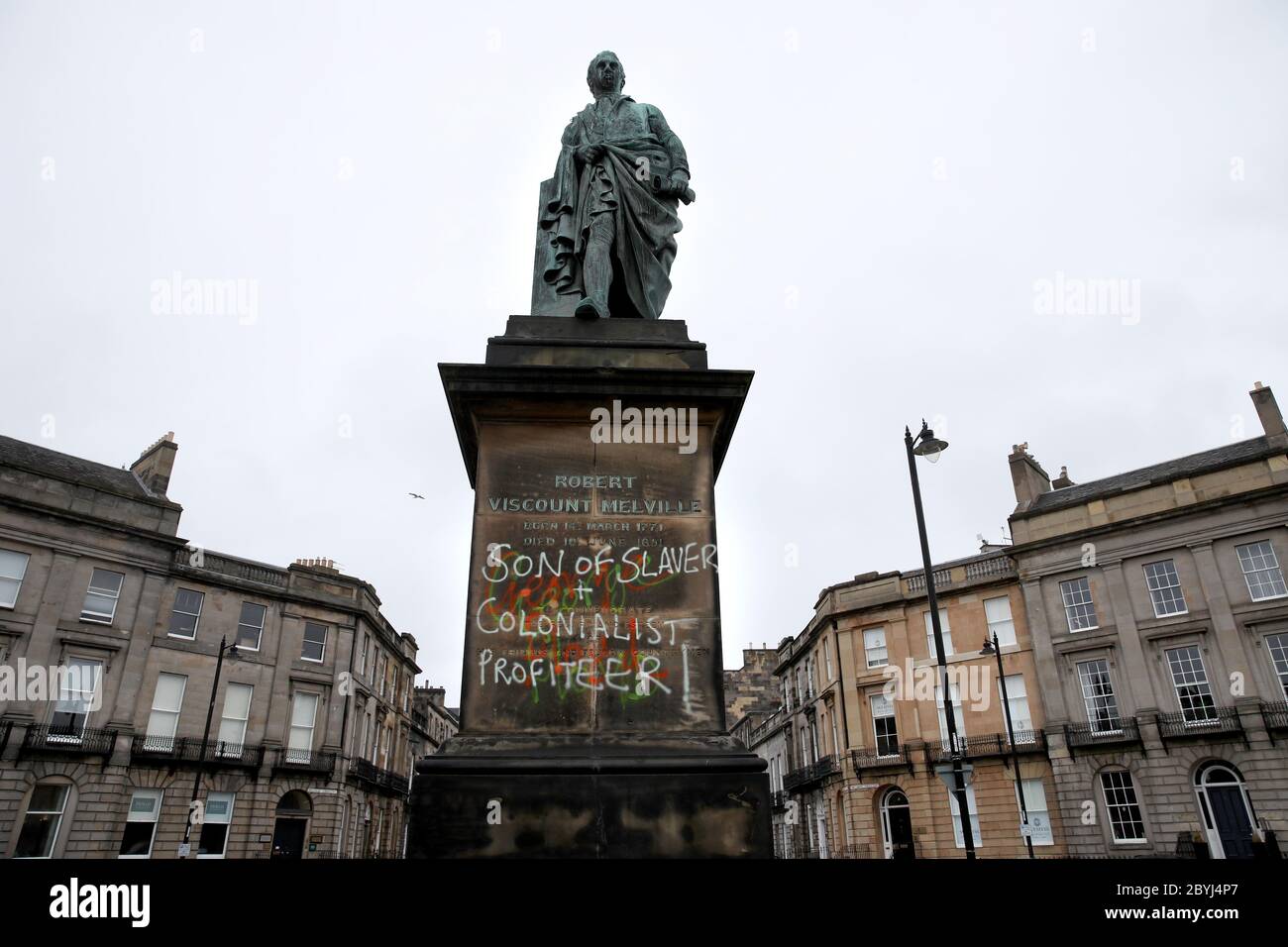 Graffitis sur une statue de Robert Viscount Melville à Édimbourg à la suite d'une série de manifestations de Black Lives Matter ont eu lieu dans tout le Royaume-Uni pendant le week-end. Les manifestations ont été déclenchées par la mort de George Floyd, qui a été tué le 25 mai alors qu'il était en garde à vue dans la ville américaine de Minneapolis. Banque D'Images