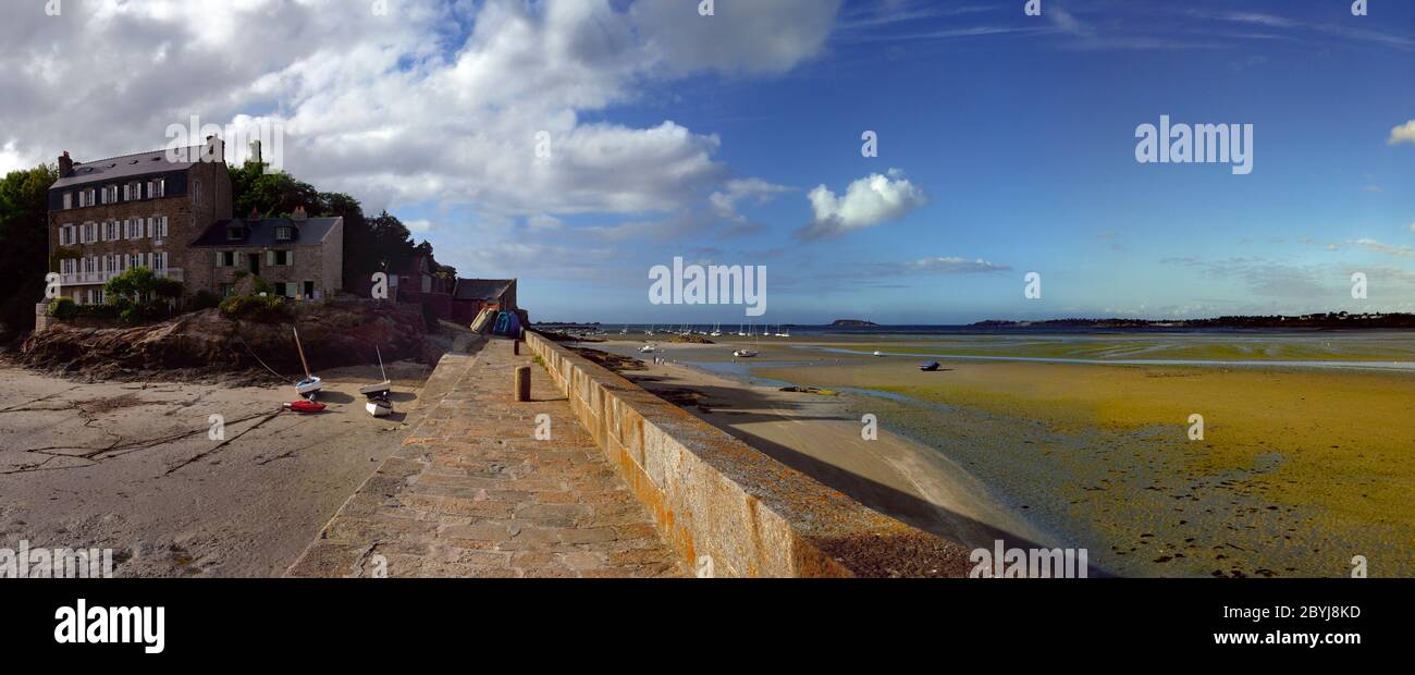 Paysage autour de Saint-Jacut-de-la-Mer en Bretagne, en France à marée basse avec des bateaux sur le sable Banque D'Images