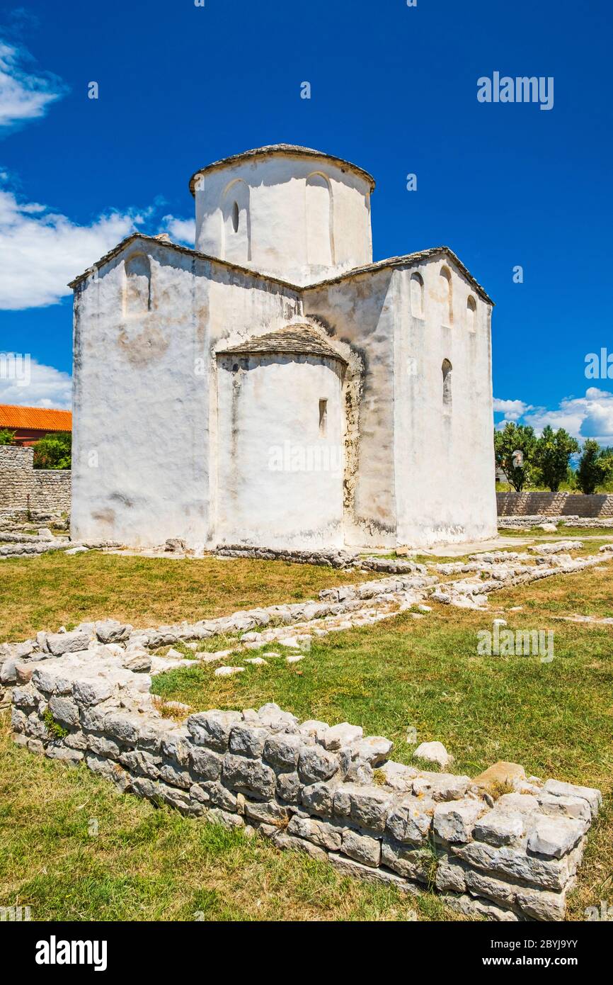 Croatie, église médiévale de Sainte-Croix et site archéologique dans la ville de Nin en Dalmatie, destination touristique populaire Banque D'Images