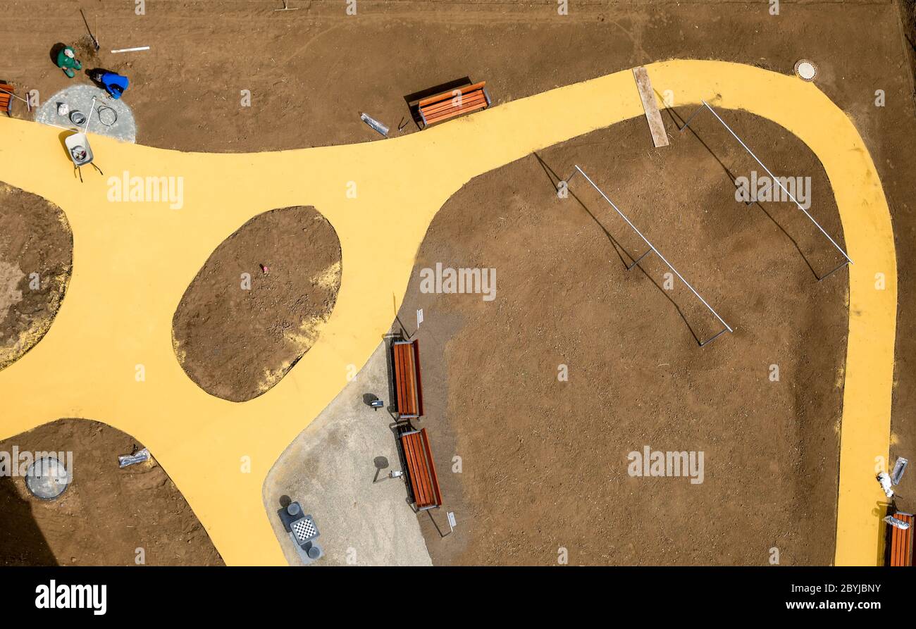 Leipzig, Allemagne. 14 septembre 2017. Les ouvriers du bâtiment sont occupés avec les derniers travaux sur les installations extérieures autour de la nouvelle 'Lipsia Tower'. La première tour de la suite de la réunification dans le quartier de Grünau, en plaques de béton préfabriquées GDR de Leipzig, dispose de 60 appartements de une à trois pièces sur ses 13 étages. La coopérative d'habitation Lipsia investit 13 millions d'euros. Le projet sans barrière 'Lipsia Tower' est principalement destiné aux locataires plus âgés. Selon les plans actuels, les premiers résidents devraient déménager en juillet. Crédit : Jan Woitas/dpa-Zentralbild/dpa/Alay Live News Banque D'Images