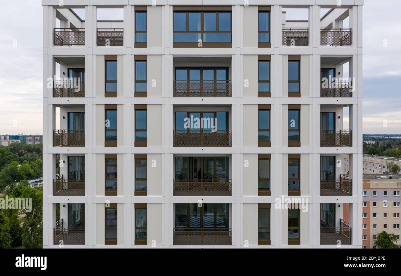 Leipzig, Allemagne. 14 septembre 2017. Vue sur la nouvelle 'Lipsia-Tower'. Le premier bâtiment de haute élévation post-réunification du quartier de Grünau, un quartier en plaques de béton préfabriquées GDR de Leipzig, dispose de 60 appartements de une à trois pièces sur ses 13 étages. La coopérative d'habitation Lipsia investit 13 millions d'euros. Le projet sans barrière 'Lipsia Tower' est principalement destiné aux locataires plus âgés. Selon les plans actuels, les premiers résidents devraient déménager en juillet. (Vue aérienne avec un drone) crédit: Jan Woitas/dpa-Zentralbild/dpa/Alay Live News Banque D'Images