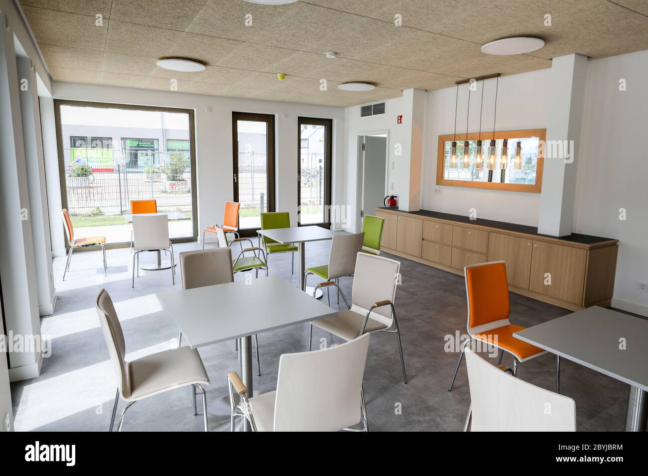 Leipzig, Allemagne. 14 septembre 2017. Vue sur la cafétéria de la nouvelle 'Lipsia Tower'. Le premier bâtiment de haute élévation post-réunification du quartier de Grünau, un bâtiment préfabriqué en béton de la RDA de Leipzig, dispose de 60 appartements de une à trois pièces sur ses 13 étages. La coopérative d'habitation Lipsia investit 13 millions d'euros. Le projet sans barrière 'Lipsia Tower' est principalement destiné aux locataires plus âgés. Selon les plans actuels, les premiers résidents devraient déménager en juillet. Crédit : Jan Woitas/dpa-Zentralbild/dpa/Alay Live News Banque D'Images